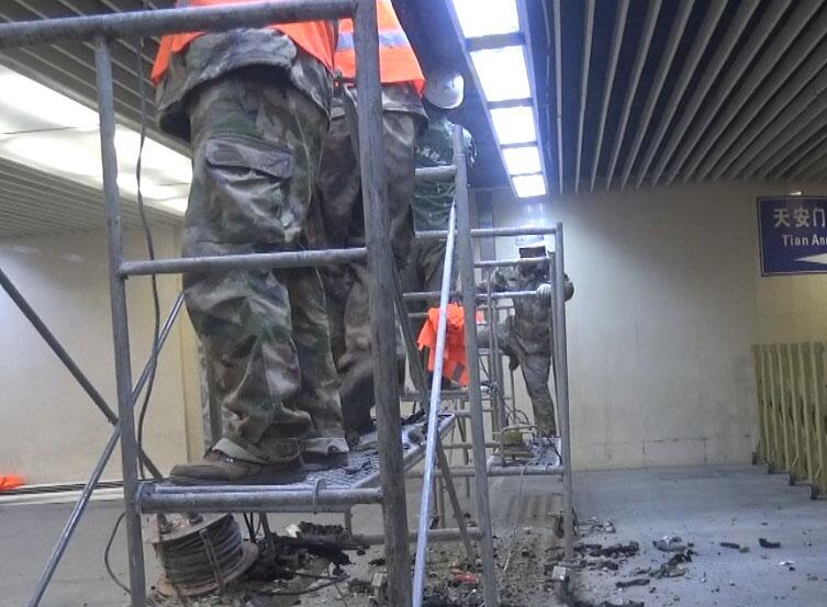 地铁车站草莓视频APP成人污